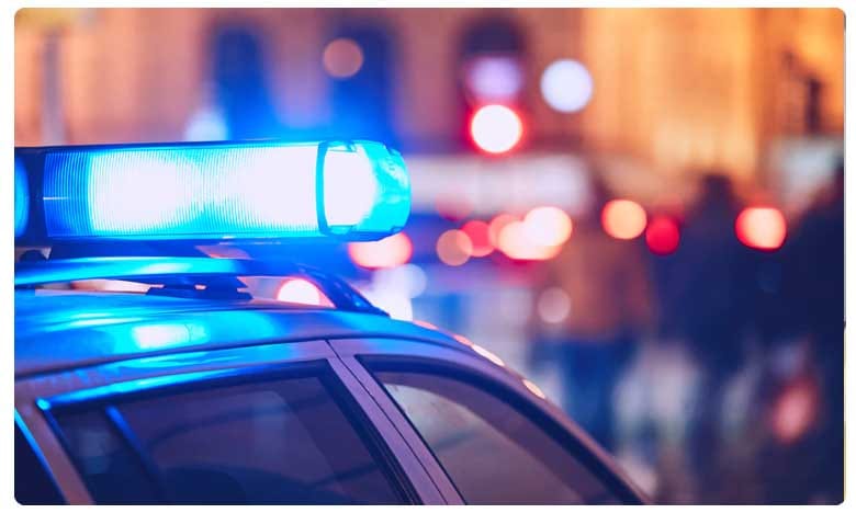 వాలంటీర్ చేతివాటం..'అమ్మ ఒడి' డబ్బు స్వాహా..