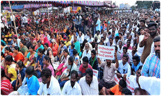 రాజధానిపై స్పందించకపోతే.. థియేటర్లు బంద్: సినీ ప్రముఖులకు కాంగ్రెస్ లేఖ