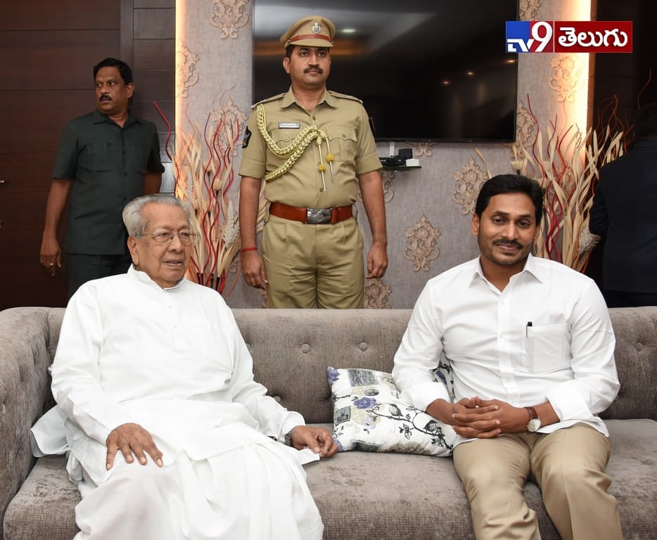 ఏపీ గవర్నర్ హరిచందన్‌తో సీఎం జగన్ భేటీ