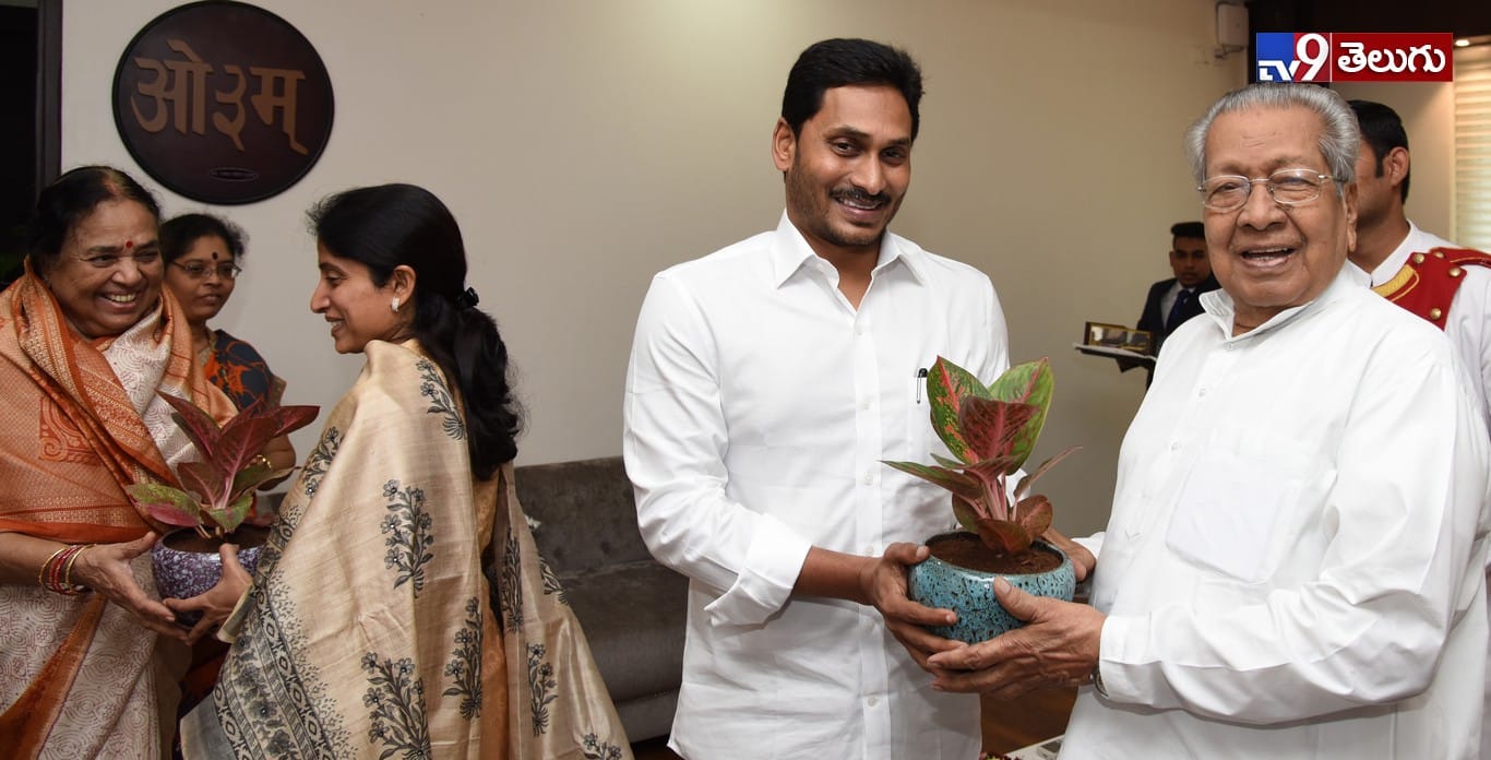 ఏపీ గవర్నర్ హరిచందన్‌తో సీఎం జగన్ భేటీ