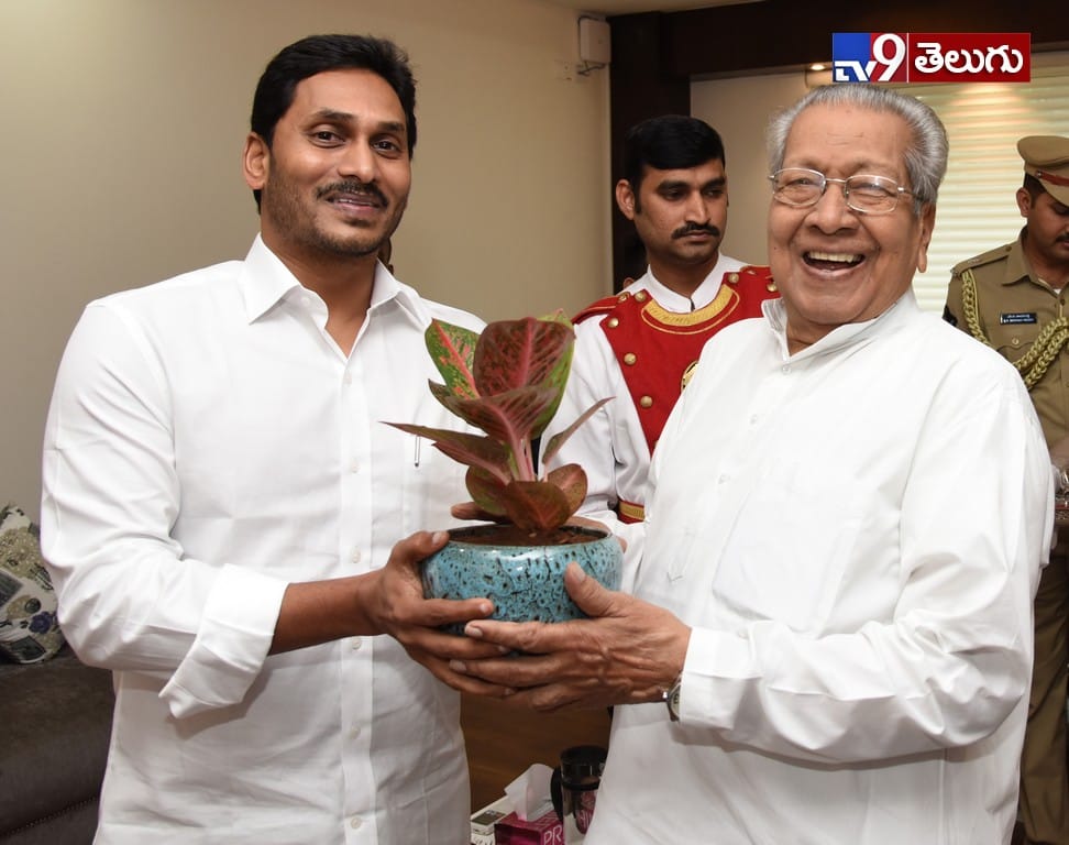 ఏపీ గవర్నర్ హరిచందన్‌తో సీఎం జగన్ భేటీ