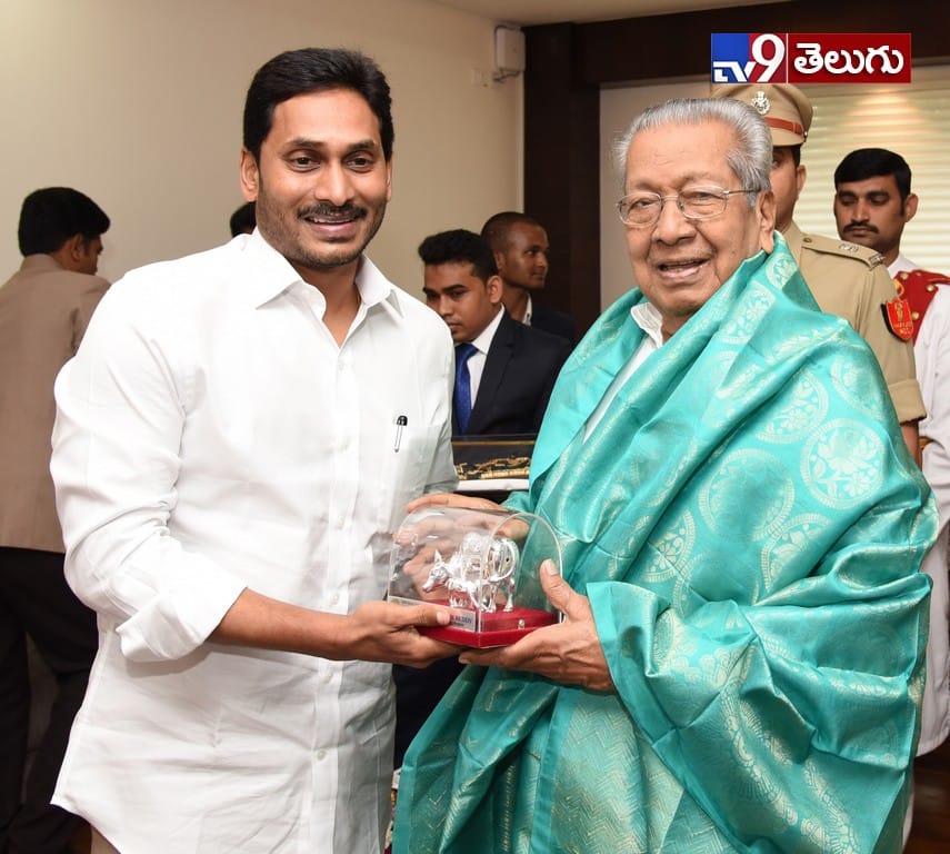 ఏపీ గవర్నర్ హరిచందన్‌తో సీఎం జగన్ భేటీ