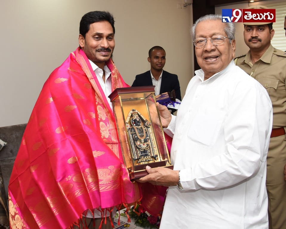 ఏపీ గవర్నర్ హరిచందన్‌తో సీఎం జగన్ భేటీ