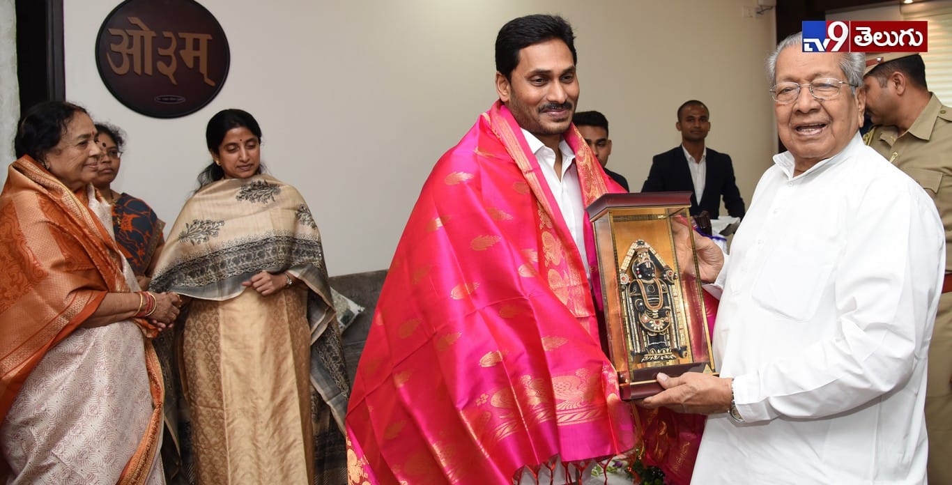 ఏపీ గవర్నర్ హరిచందన్‌తో సీఎం జగన్ భేటీ