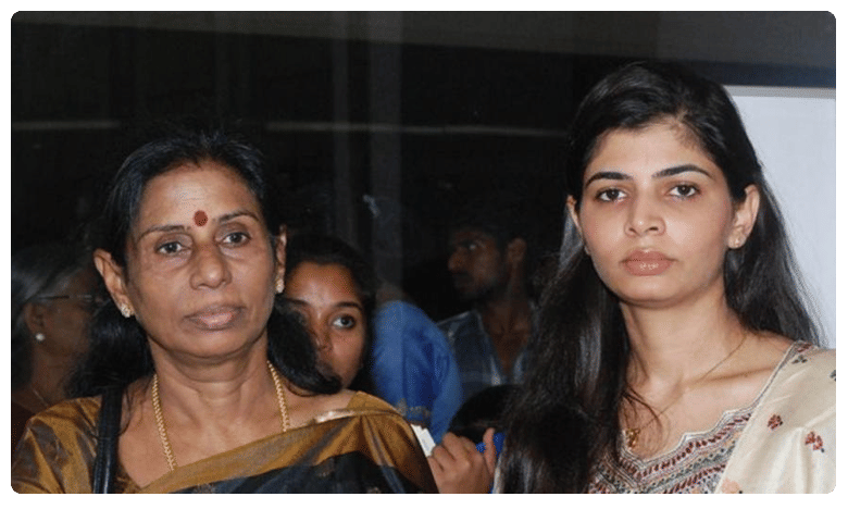 చిన్మయి తల్లి సంచలన వ్యాఖ్యలు.. సారీ చెప్పిన సింగర్