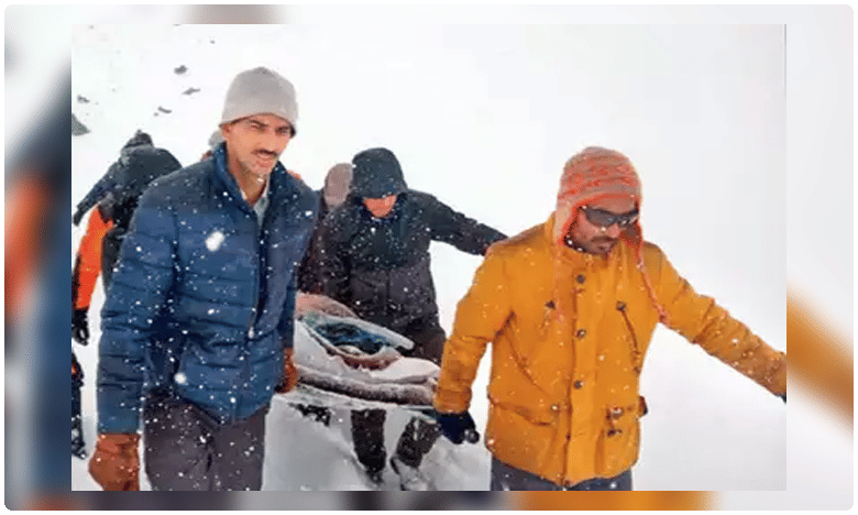 విదారక ఘటన.. పోలీసులను 7 కిలో మీటర్లు మోసుకెళ్లిన గ్రామస్తులు!