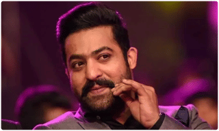 చిరంజీవి ఎత్తుకున్న ఈ టాలీవుడ్ యంగ్ హీరో ఎవ‌రో గుర్తుప‌ట్ట‌గ‌ల‌రా..?