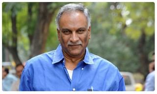 ఫైన్ వేశారని..నడిరోడ్డుపై బైక్ తగులబెట్టాడు