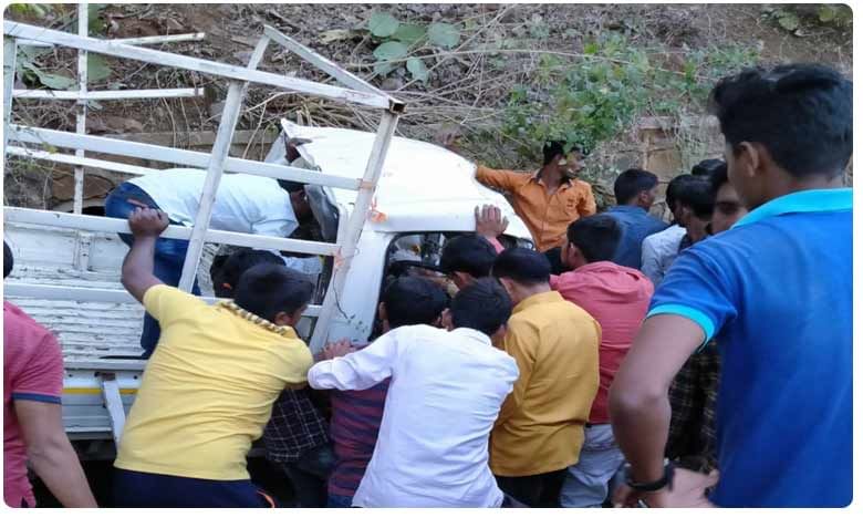 Road Accident : అదుపుతప్పి వాహనం బోల్తా.. ఏడుగురు మృతి..