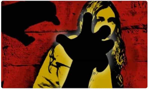 టీచర్పై పోలీసుల గ్యాంగ్ రేప్.. ఆపై చేతిలో రూ.600 పెట్టి.. ఆ తర్వాత..!