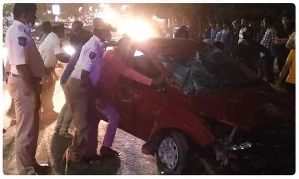 జూబ్లీహిల్స్లో రోడ్డు ప్రమాదం.. పల్టీలు కొట్టిన కారు!