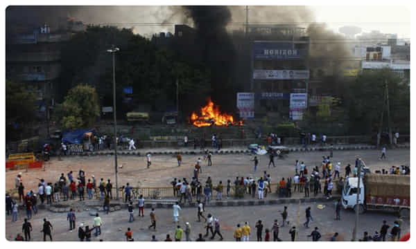 Delhi Violence: సీఏఏ అల్లర్లు: ఢిల్లీలోని నాలుగు ప్రదేశాల్లో కర్ఫ్యూ.. సరిహద్దులు సీజ్..!