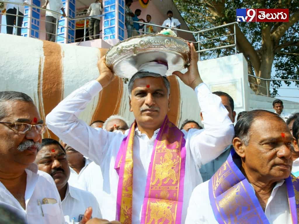 దుర్గ భవానీ ఆలయాన్ని సందర్శించిన మంత్రి హరీష్ రావు…