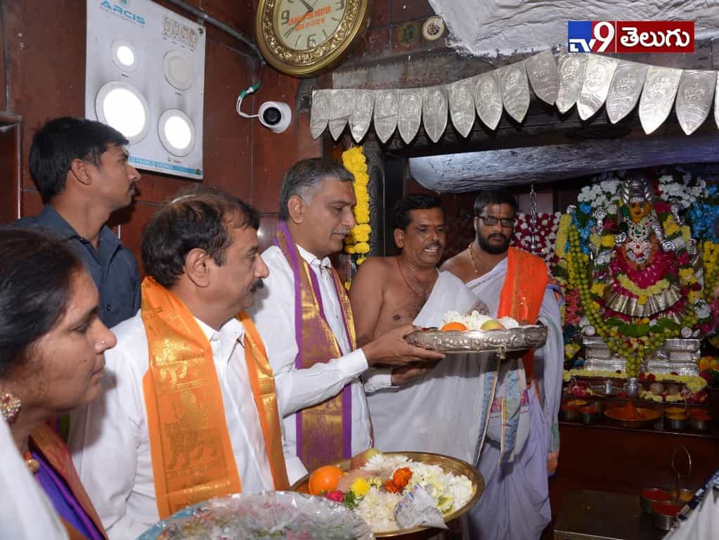 దుర్గ భవానీ ఆలయాన్ని సందర్శించిన మంత్రి హరీష్ రావు…