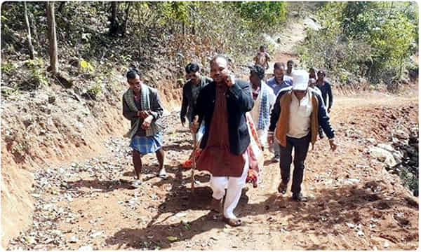 గర్భవతిని ఆరు కిలో మీటర్లు మోసిన ఎమ్మెల్యే