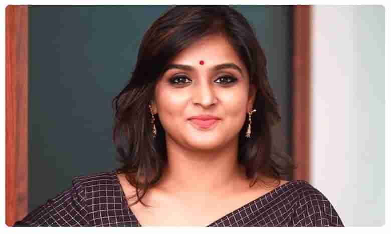 Ramya Nambeesan:దర్శకురాలిగా మారిన నటి.. అందరినీ ఏకిపారేసిందిగా..!