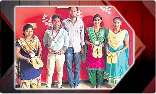 చిత్తకార్తి కుక్కల్లాంటి వాళ్లకి చెప్పు దెబ్బలు