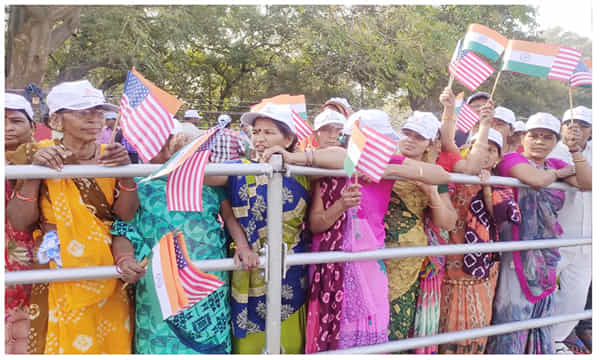 అరుదైన దృశ్యాలు.. భారతీయుల చేతుల్లో అమెరికా జెండాలు