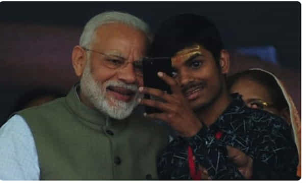 మోదీతో సెల్ఫీ దిగిన ఈ వ్యక్తి ఎవరో తెలుసా..? ఆశ్చర్య పోవాల్సిందే..!!