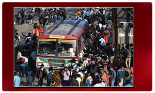 ఇదేం సోషల్ డిస్టెన్సింగ్ ? చెన్నైలో సీఎం ప్రెస్ మీట్ వెన్యూ వద్ద ఇదీ సీన్ !