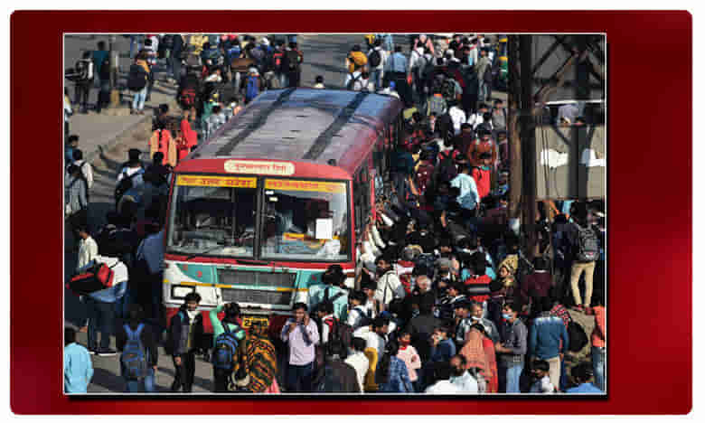 ఇంకెక్కడి సామాజిక దూరం ? యూపీలో మరీ దారుణం !