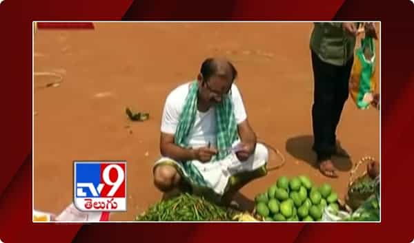 సంచి పట్టి.. పంచె కట్టి.. రైతు బజార్లోకి ఎంటర్..ఎవరో తెలుసా..?