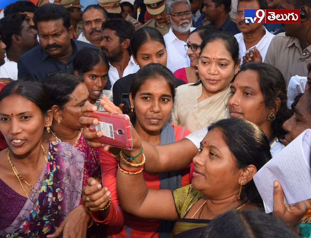 మచిలీపట్నంలో  దిశ పోలీస్‌ స్టేషన్‌ను ప్రారంబించిన హోంమంత్రి