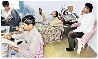 మేము సైతం.. తాటాకు మాస్కులతో గిరిజన మహిళలు.. ఎక్కడంటే ?