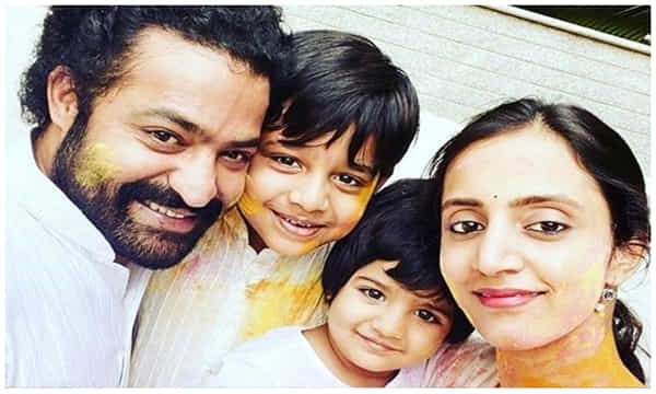 ఫ్యామిలీతో కలిసి హోలీ ఆడిన ఎన్టీఆర్.. పిక్ వైరల్