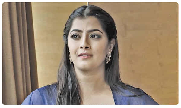 స్టార్ హీరో కుమార్తెను అని తెలిసి కూడా..: వరలక్ష్మీ శరత్ కుమార్