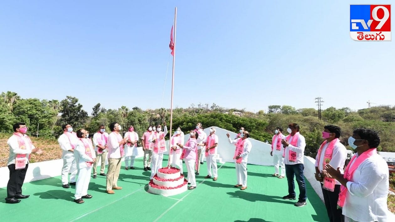 20వ ఆవిర్భావ వేడుకల్లో  టీఆర్‌ఎస్‌ పతాకాన్ని ఆవిష్కరించిన సీఎం కేసీఆర్‌