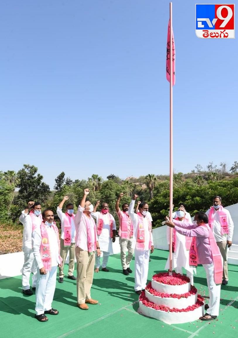 20వ ఆవిర్భావ వేడుకల్లో  టీఆర్‌ఎస్‌ పతాకాన్ని ఆవిష్కరించిన సీఎం కేసీఆర్‌