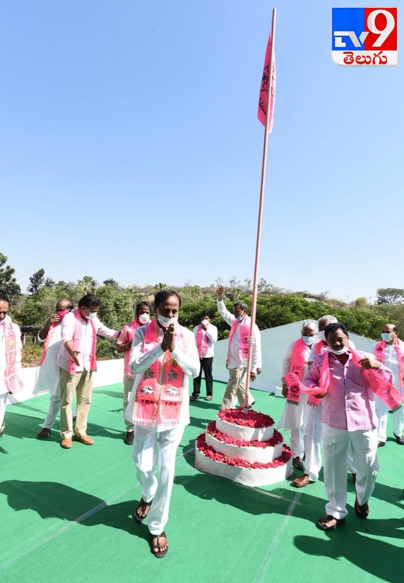 20వ ఆవిర్భావ వేడుకల్లో  టీఆర్‌ఎస్‌ పతాకాన్ని ఆవిష్కరించిన సీఎం కేసీఆర్‌