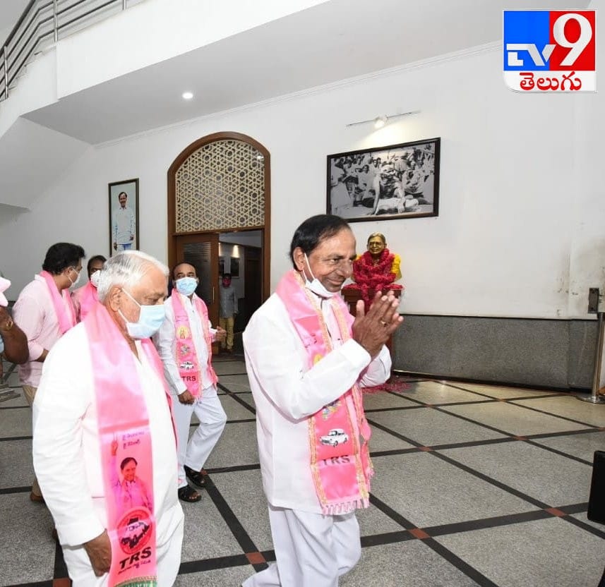 20వ ఆవిర్భావ వేడుకల్లో  టీఆర్‌ఎస్‌ పతాకాన్ని ఆవిష్కరించిన సీఎం కేసీఆర్‌