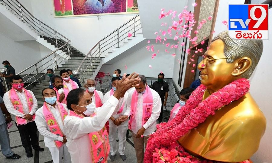 20వ ఆవిర్భావ వేడుకల్లో  టీఆర్‌ఎస్‌ పతాకాన్ని ఆవిష్కరించిన సీఎం కేసీఆర్‌