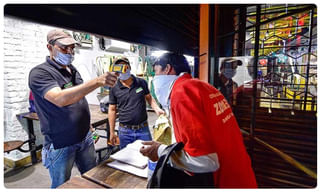 పాల‌వ్యాన్‌లో ముగ్గురు విద్యార్థులు..! అడ్డంగా దొరికిపోయారు