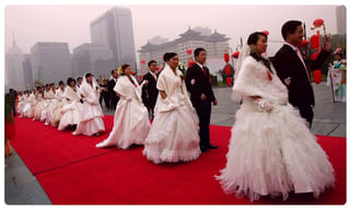 అగ్రరాజ్యంలో ఆకలి కేకలు.. ఫుడ్ కోసం ఆరువేల కుటుంబాలు.. బారులు తీరిన వేలాది కార్లు