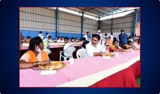 నోటిలో వేళ్ళు పెట్టి మరీ కరోనా టెస్టులు.. వీడేం డెంటిస్టురా బాబోయ్