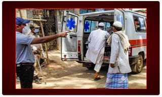 రోడ్లపై కరెన్సీ నోట్లు.. ముట్టుకునేరు.. జాగ్రత్త సుమా !