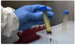 కరోనా లాక్‌డౌన్‌ వేళ.. ప్రాణం రక్షించడం కోసం.. పోలీస్ సాహసం..