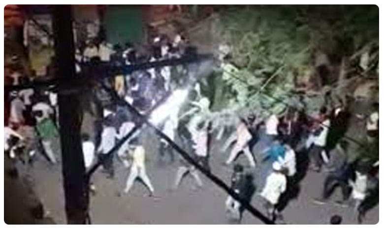 దారుణం.. పోలీసులపై, ఆశా వర్కర్లపై దాడి.. బారికేడ్లు ధ్వంసం..