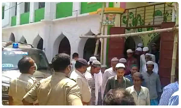 లాక్ డౌన్ బేఖాతర్.. మసీద్లో వందమంది ప్రార్ధనలు.. షాకైన పోలీసులు..