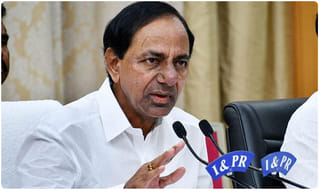 పోలీస్ స్టేషన్ లో.. చేతులకు సంకెళ్లతో..సీఆర్ఫీఎఫ్ కమెండో !