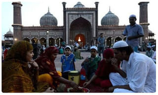 రోడ్లపై షికార్లు చేస్తున్న గజరాజు..