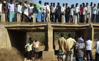 లిక్క‌ర్ దొర‌క్క స్పిరిట్ తాగిన యువ‌కుడు మృతి..మ‌రో ఇద్ద‌రు..