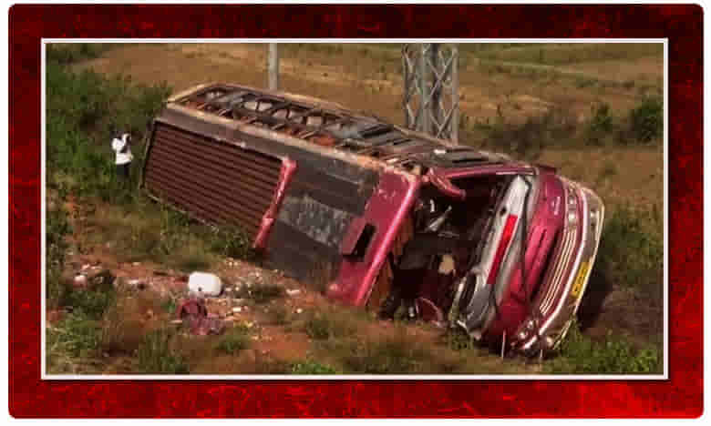 కూలీల బస్సు బోల్తా ...