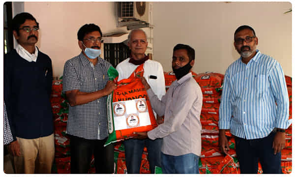 జర్నలిస్టులకు బియ్యం పంపిణీ చేసిన.. సుజనా ఫౌండేషన్