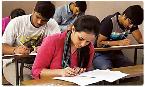 CBSE విద్యార్ధులకు గుడ్ న్యూస్.. సొంత జిల్లాల నుంచే పరీక్షలు..
