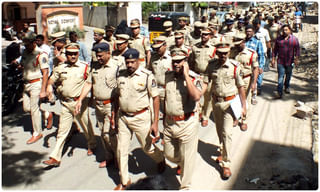 పొందుగుల చెక్ పోస్ట్ వ‌ద్ద హ‌డావిడి..