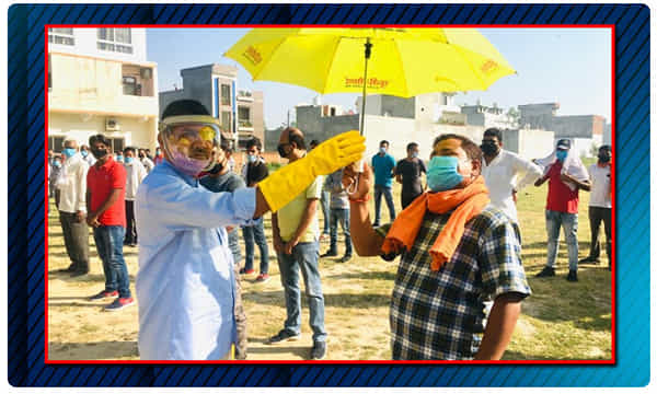 గొడుగులతో భౌతిక దూరం.